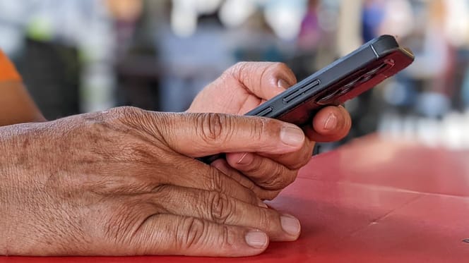Männerhände halten Telefon