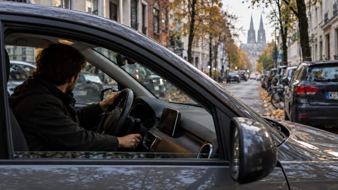 Mann startet Auto