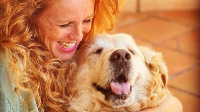 maria-castro-abraza-golden-momo