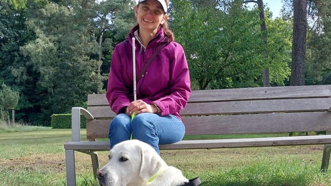 Marloes Schaap en hulphond Toto oog in oog met wolf