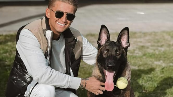Mart Hoogkamer met zijn teruggevonden hond Ciro