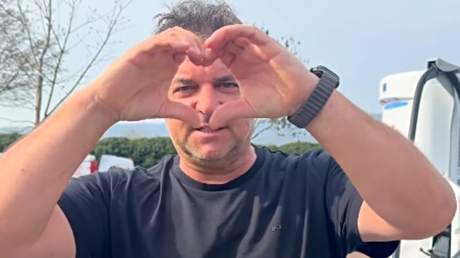 Martin Rütter hält seine Hände zum Herz