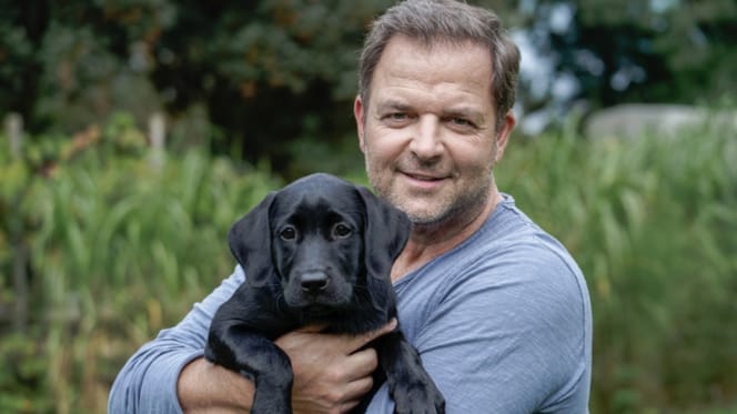 Martin Rütter con un cucciolo