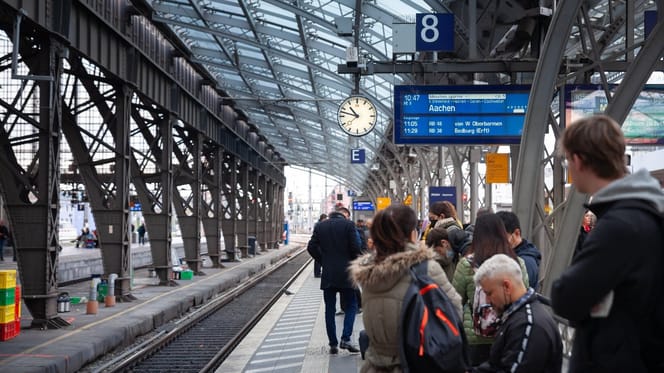 Menschen warten auf einen Zug