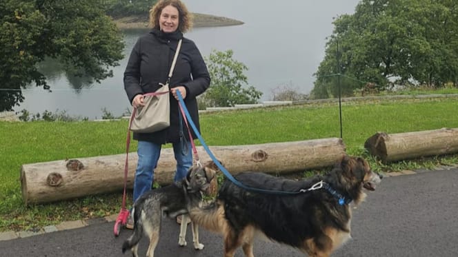 Mirjam met de zoekgeraakte hond Bonnie