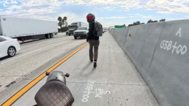Motard sur l'autoroute