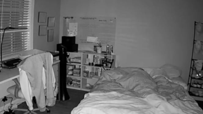 Natalie duerme y algo la despierta