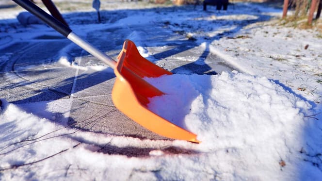 Orange Schneeschaufel