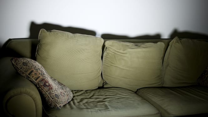 Paar kauft gebrauchtes Sofa mit Extra