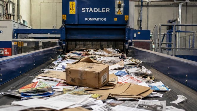 Papiermüllpresse mit Förderband davor