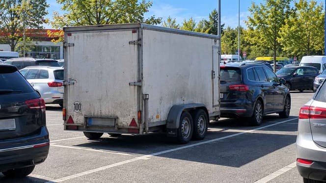 Parkplatz mit abgestelltem Anhänger