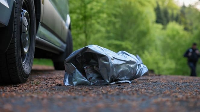 Plastiktüte auf dem Waldboden