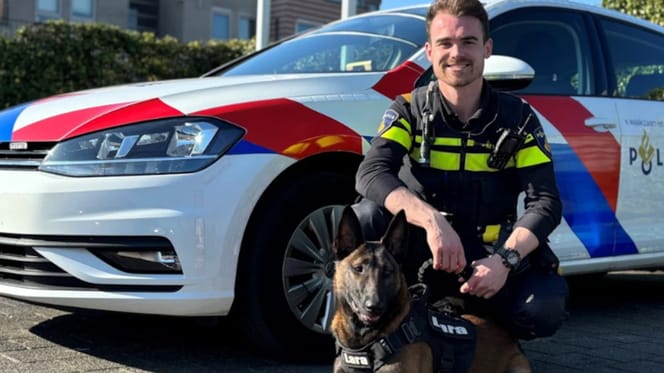 Politieagent Dennis met de gevonden hond Lara die hij heeft geadopteerd