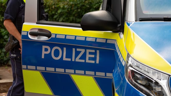 Polizeiauto mit geöffneter Tür