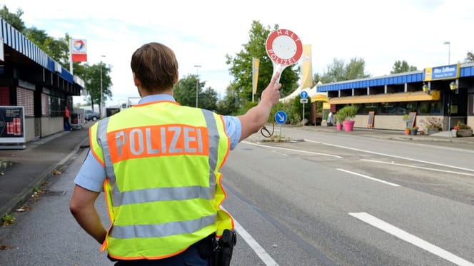 Policier avec gilet de sécurité et palette de signalisation