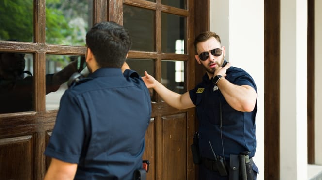 Polizisten vor einem großen Tor