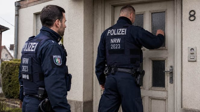 Polizisten vor einer Haustür