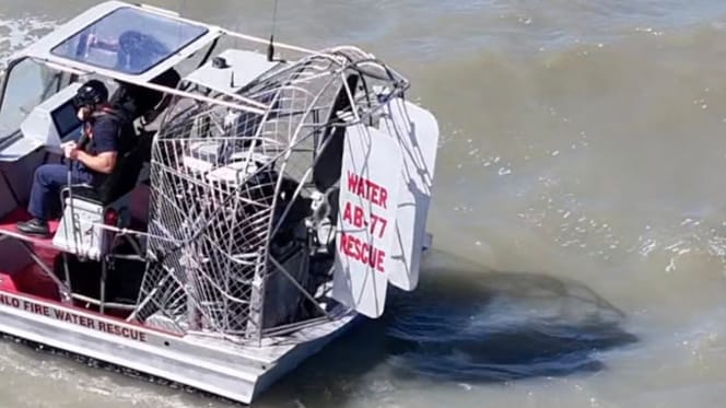 Brandweerlieden op het water