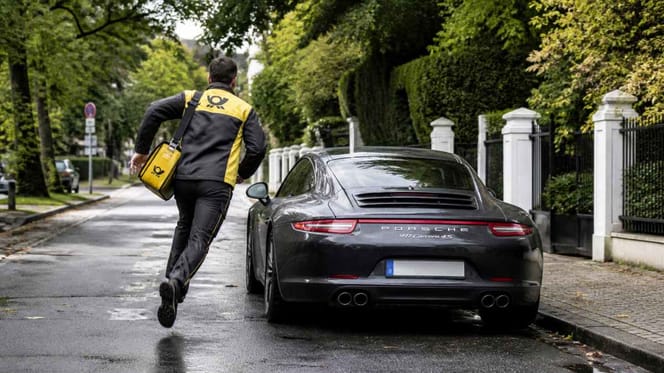 Postbote rennt auf parkenden Porsche zu
