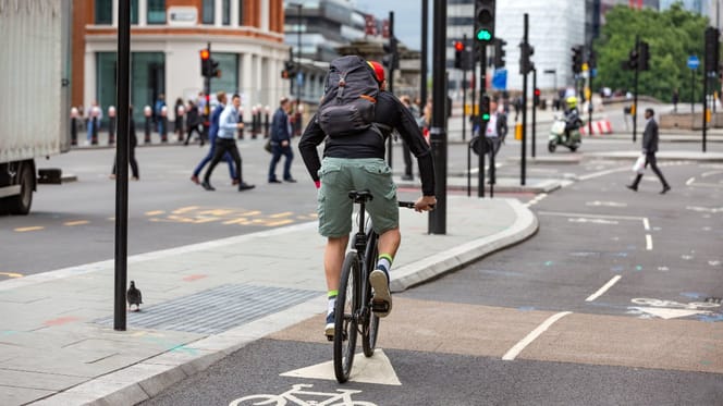 Radfahrer an einer Kreuzung