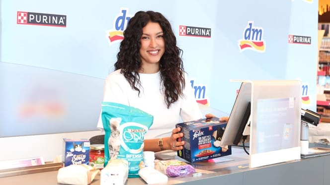 Rebecca Mir während der Kassieraktion für #PURINAhilft bei dm-drogerie markt.