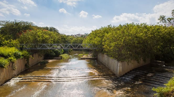 Reißendes Wasser eines Kanals