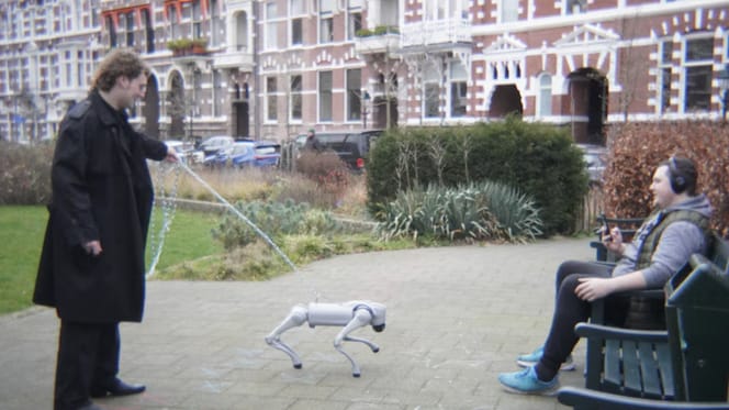 Robot hond zorgt voor verbaasde blikken in Den Haag