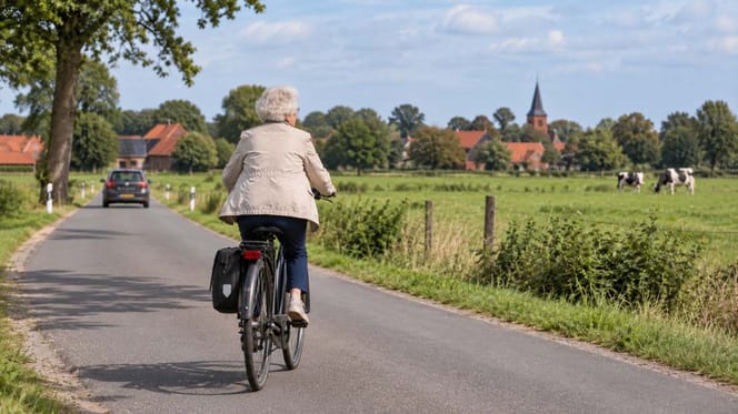 Seniorin auf dem Fahrrad