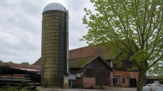 Silo auf einem Bauernhof