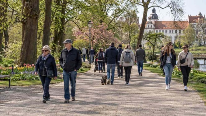 Spaziergänger in einem Park in Celle