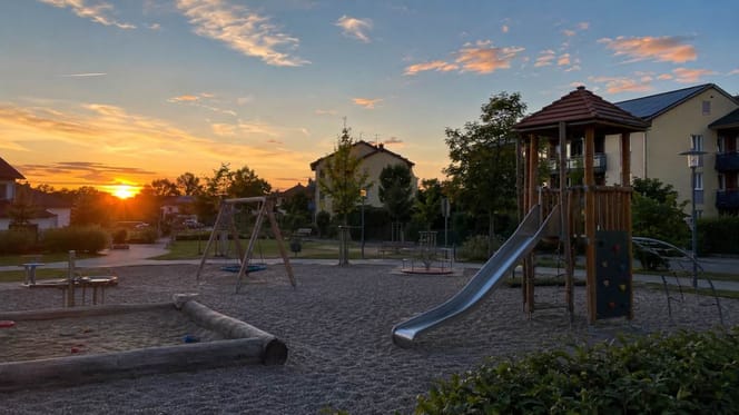 Spielplatz in der Dämmerung
