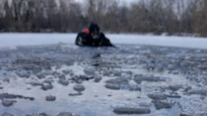 Duikers in een bevroren meer
