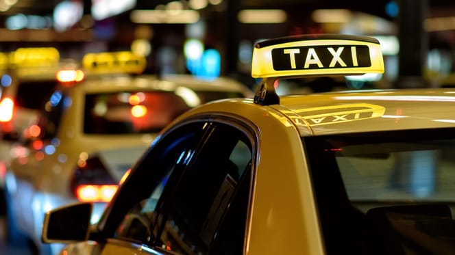 Taxistand in der Nacht