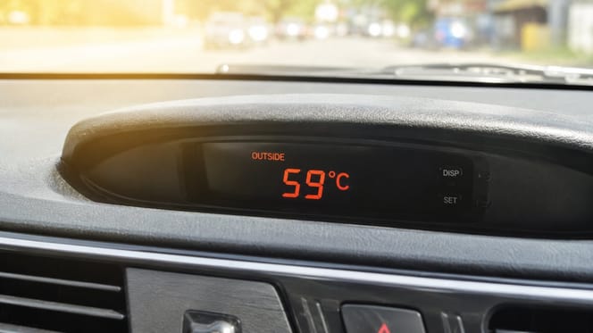 Temperaturanzeige in aufgeheiztem Auto
