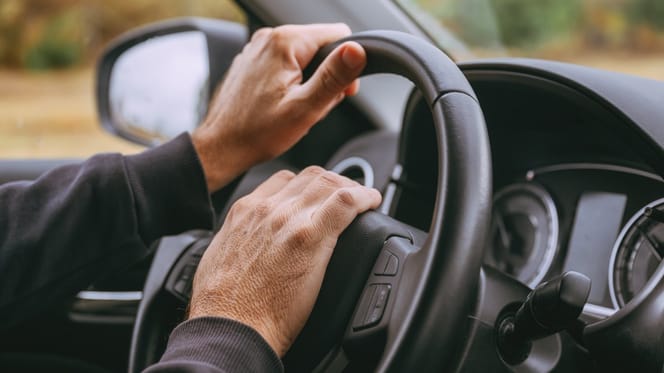 Automobilista suona il clacson