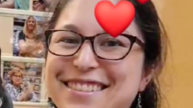 Primo piano di ragazza sorridente con occhiali