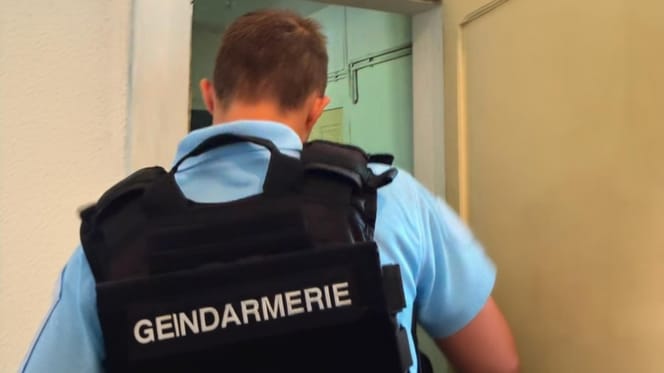 Un gendarme devant une maison