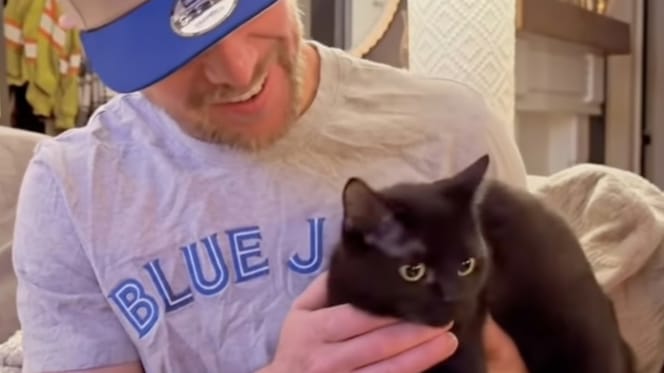 Een man krijgt een kat voor zijn verjaardag