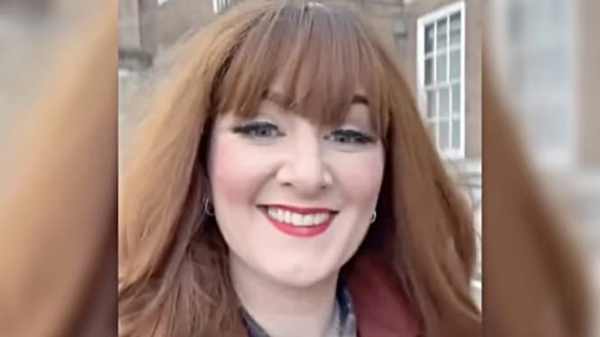 Une femme souriante