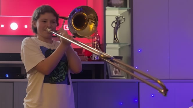 Een meisje dat trombone speelt