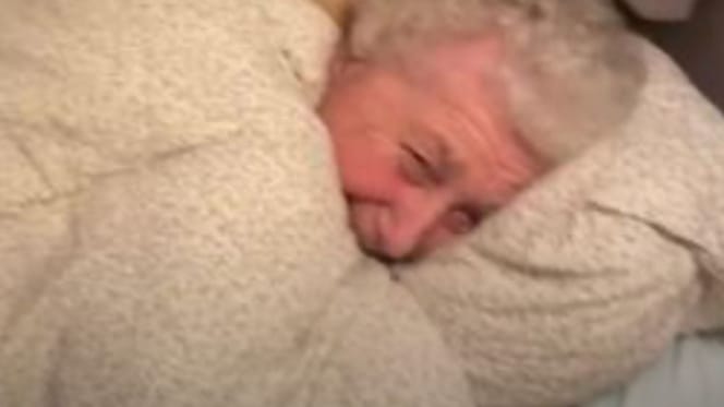 Abuela cuida de cachorro