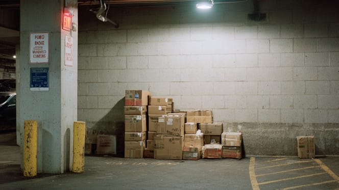 Une pile de cartons dans un parking