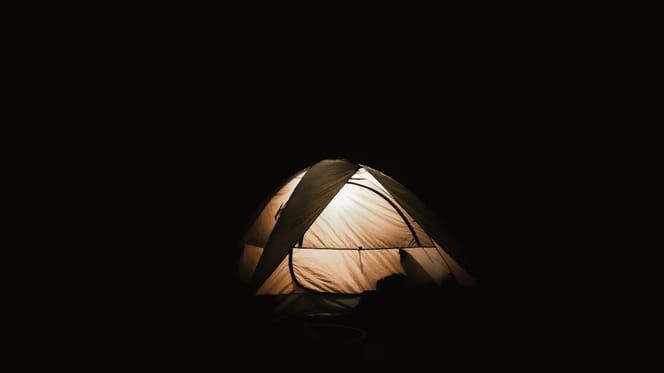 Una tenda da campeggio nella notte