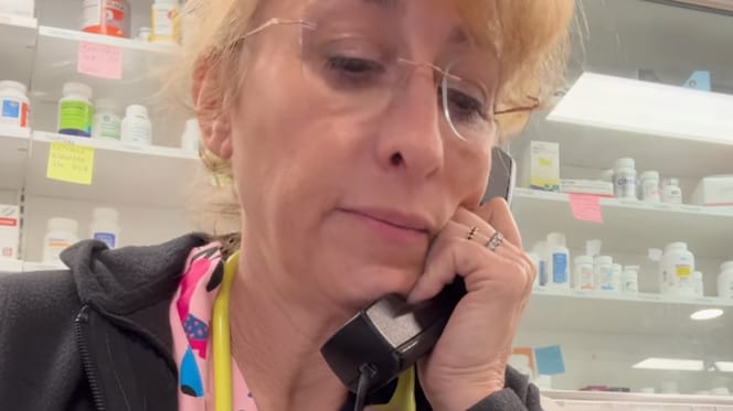 Une vétérinaire au téléphone