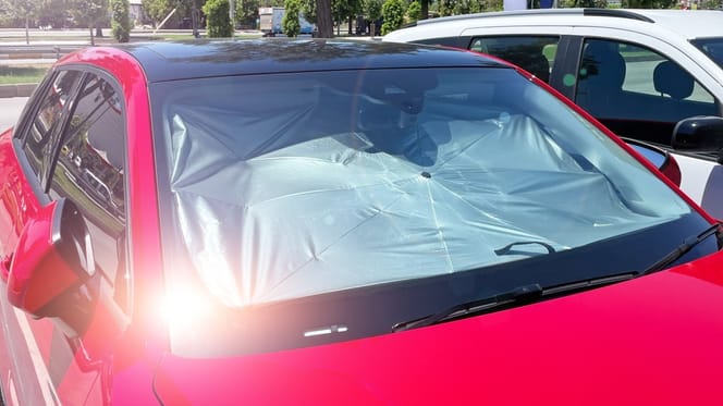 Ein in der Sonne geparktes Auto