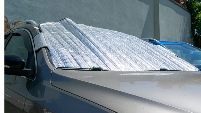 Une voiture garée au soleil
