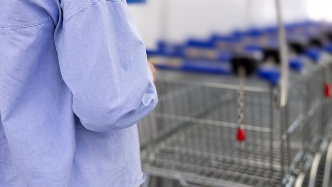 Verkäuferin macht Entdeckung im Einkaufswagen