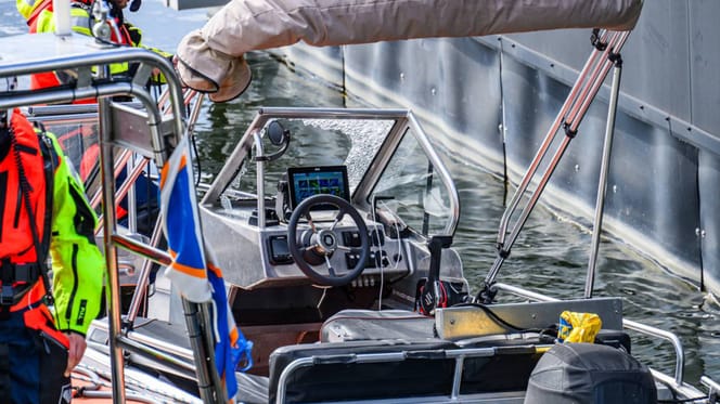 Vier mensen gewond bij omgeslagen boot Drimmelen, hond nog vermist