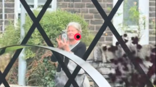 Mujer fotografía fachada de casa