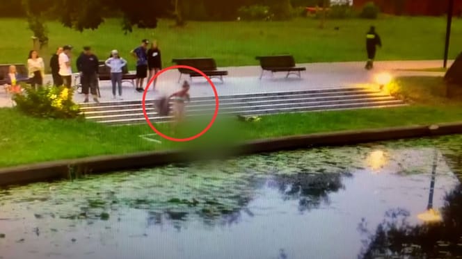 Mujer junto a un río